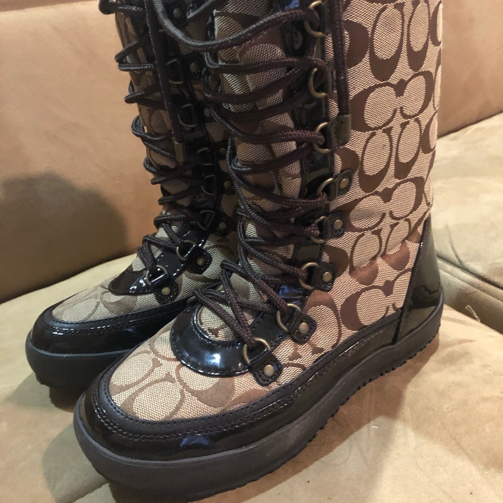 COACH PEGGY 12CM SIGNATURE KHAKI BOOT